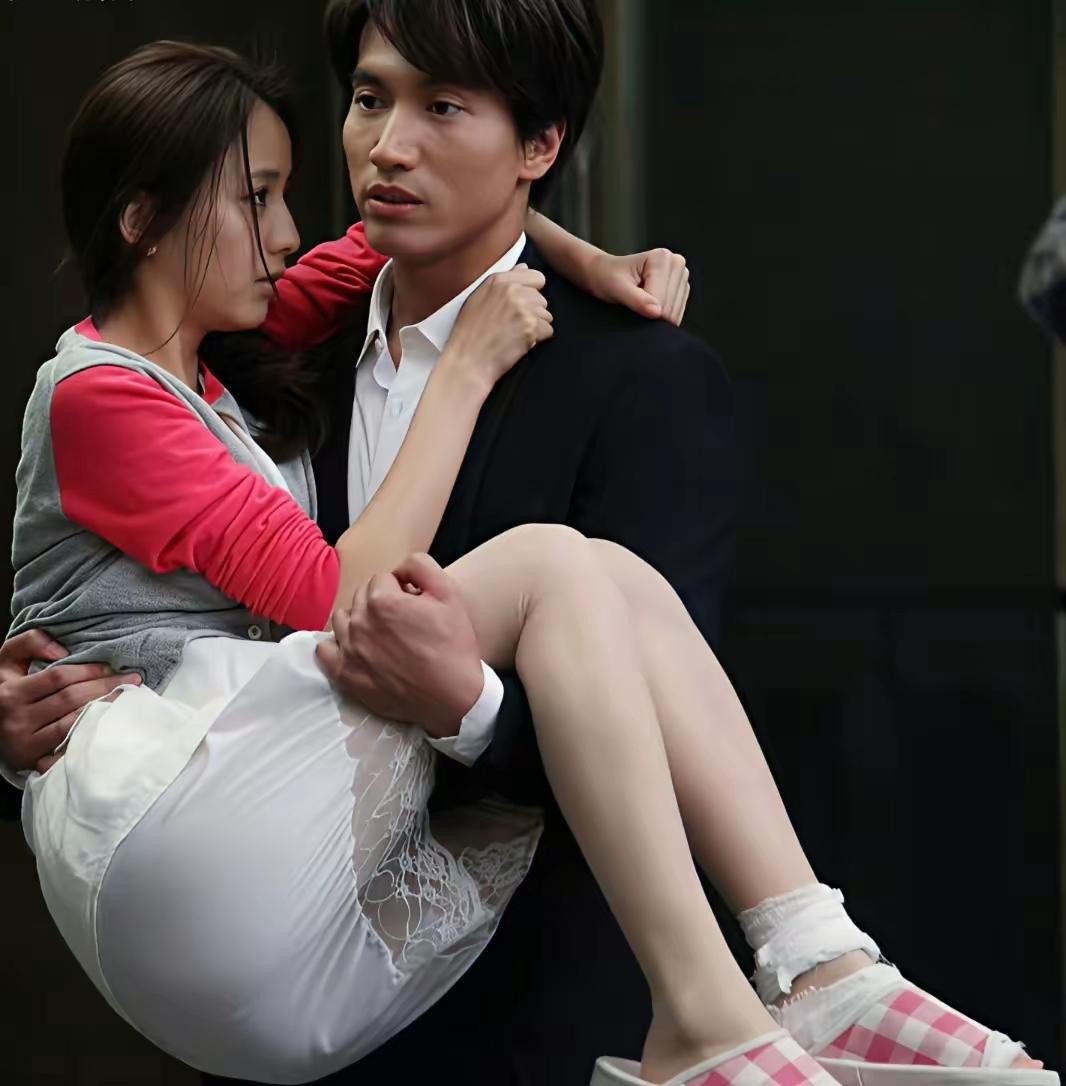 佟丽娅被言承旭抱走了，接下来该做的都做了！她只是脚踝受伤了，又不耽误做其他的事。