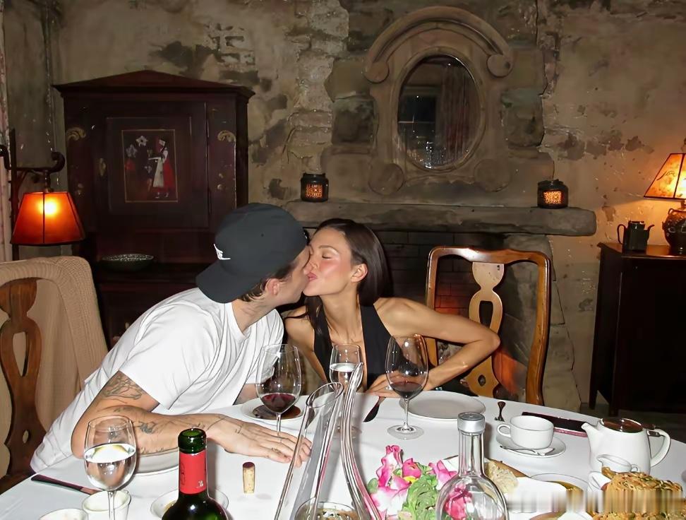 贝克汉姆的大儿子布鲁克林晒出了他和爱妻Nicola Peltz的恩爱日常照片！！