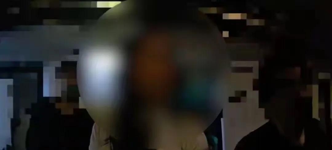 女主播凌晨公园办“粉丝祭”，当众开启直播“1女战8男”！

这名 26 岁的女主