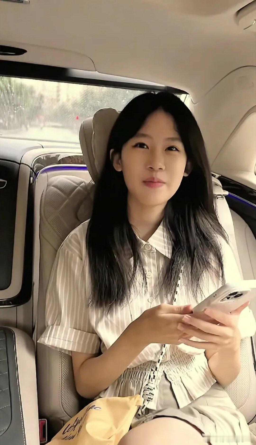 演员陆毅的大女儿贝儿，遗传了她老爸的高颜值，确实很漂亮啊！ ​​​