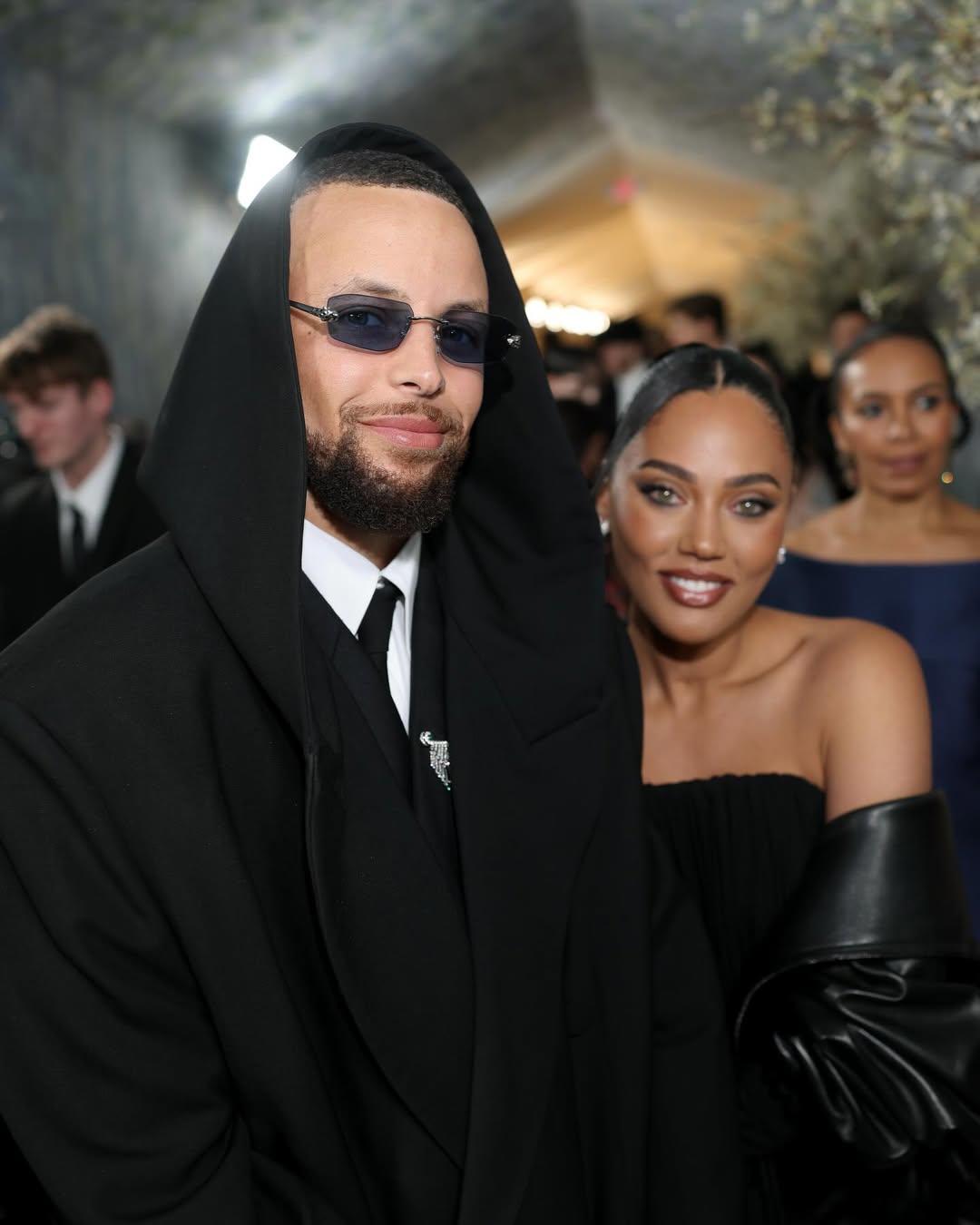 打不上季后赛的库里同样过得有滋有味！！！
NBA球星其实也跟普通人一样，打球是工