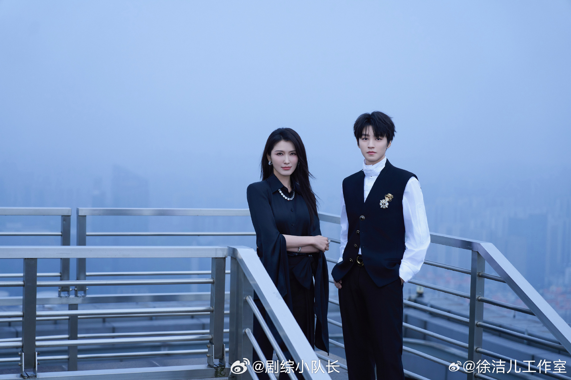 徐洁儿王俊凯天台大片徐洁儿和王俊凯的友谊真的好让人羡慕，售后也太给力了，能看到这