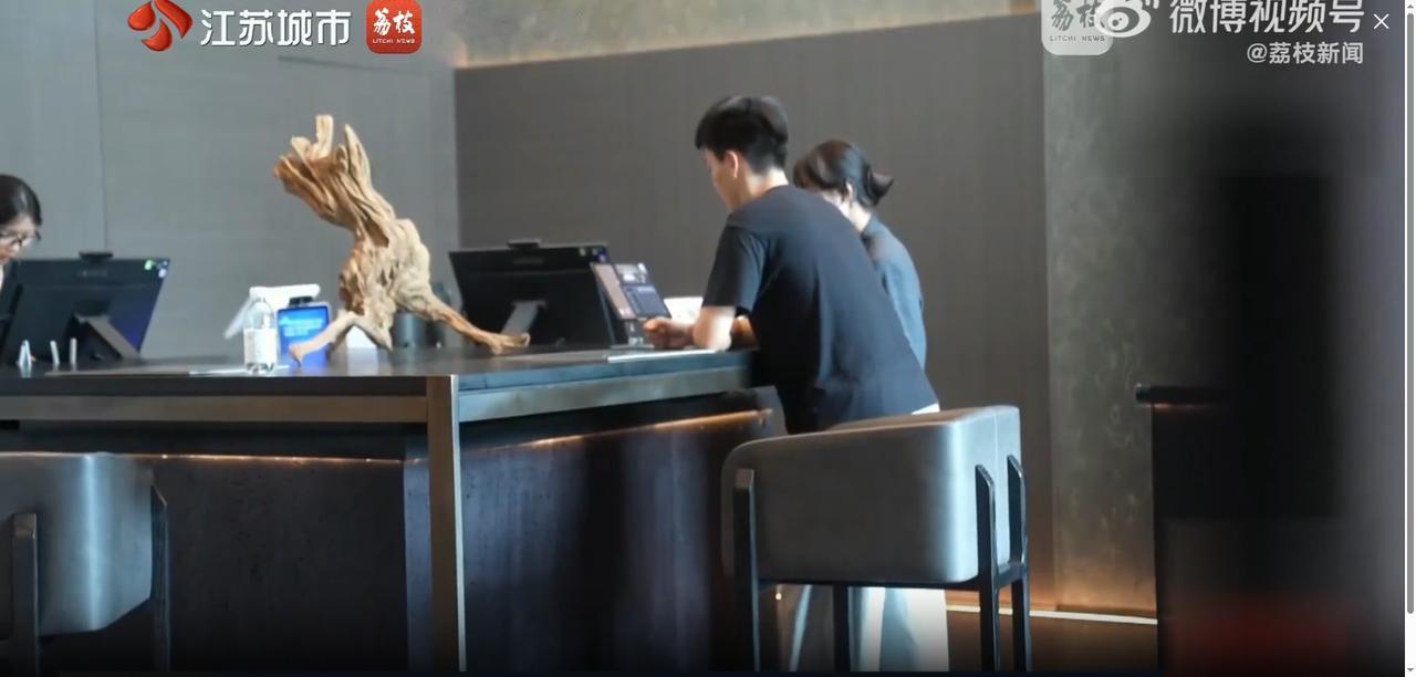 江苏南京，男子入住连锁酒店时称被淋浴头砸破头，拒绝就医，暗示不给满意赔偿就网上曝
