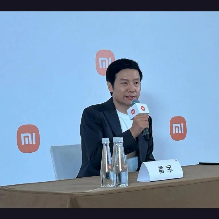 看到雷军说小米汽车是“全网被黑最惨的品牌之一”，第一反应是：这也太真实了。

“