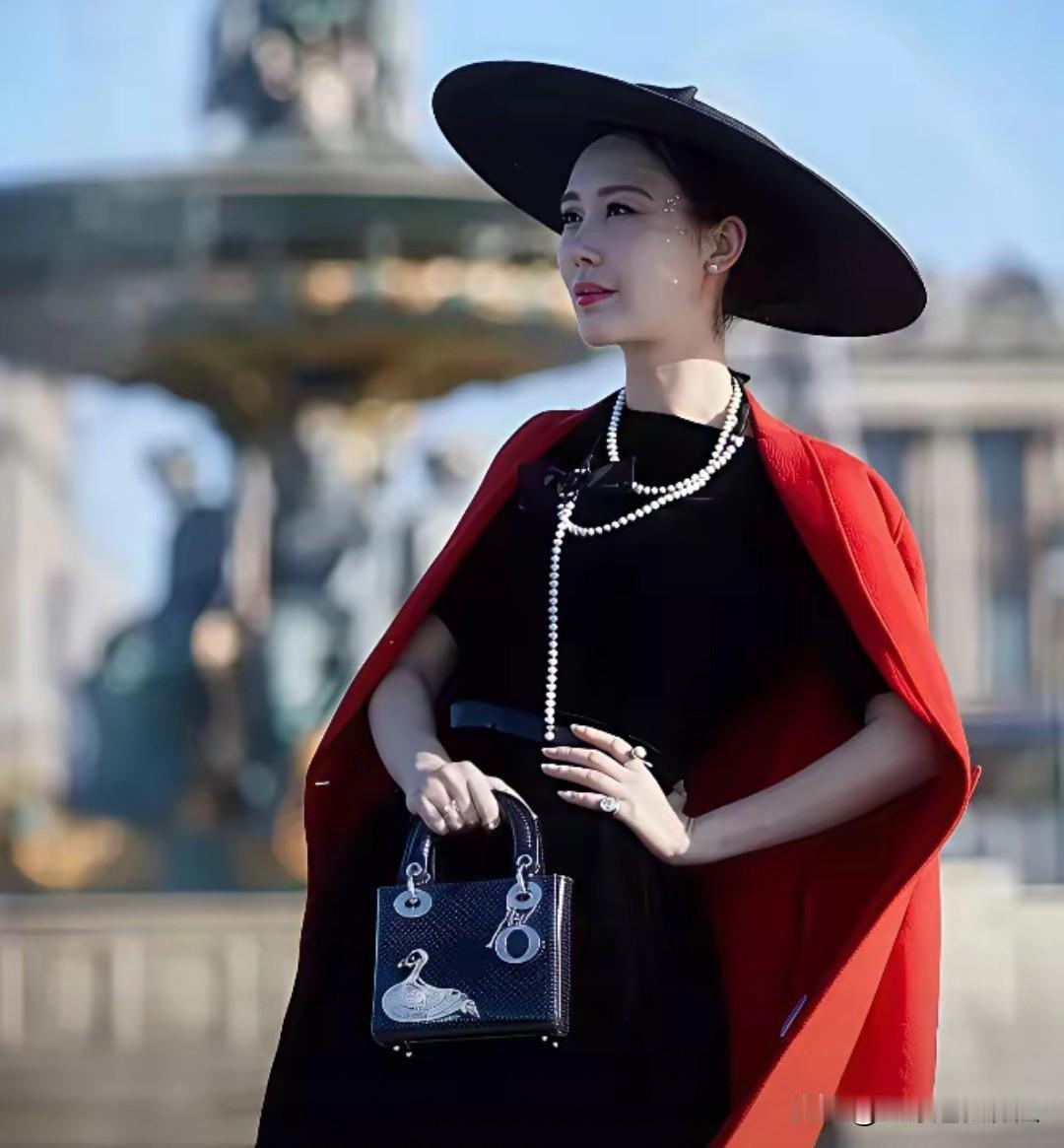 如果没猜错石夫人她应该是想模仿赫本，但有种“东施效颦”的感觉。
若是帽子带面纱的