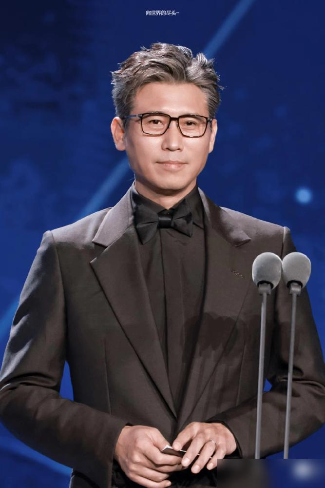 有人传李乃文再婚后，为了养活七口之家，老婆又管着钱，所以是拼了命地在接戏。听起来