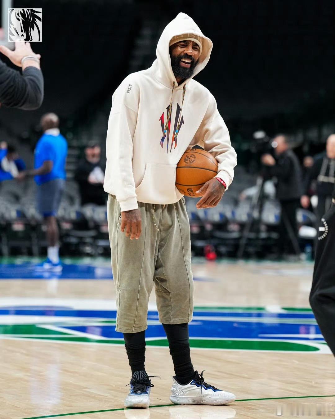 MFFL 伤病报告：常规赛第49场vs火箭。戴维斯（左手韧带受伤）缺席。欧文（左