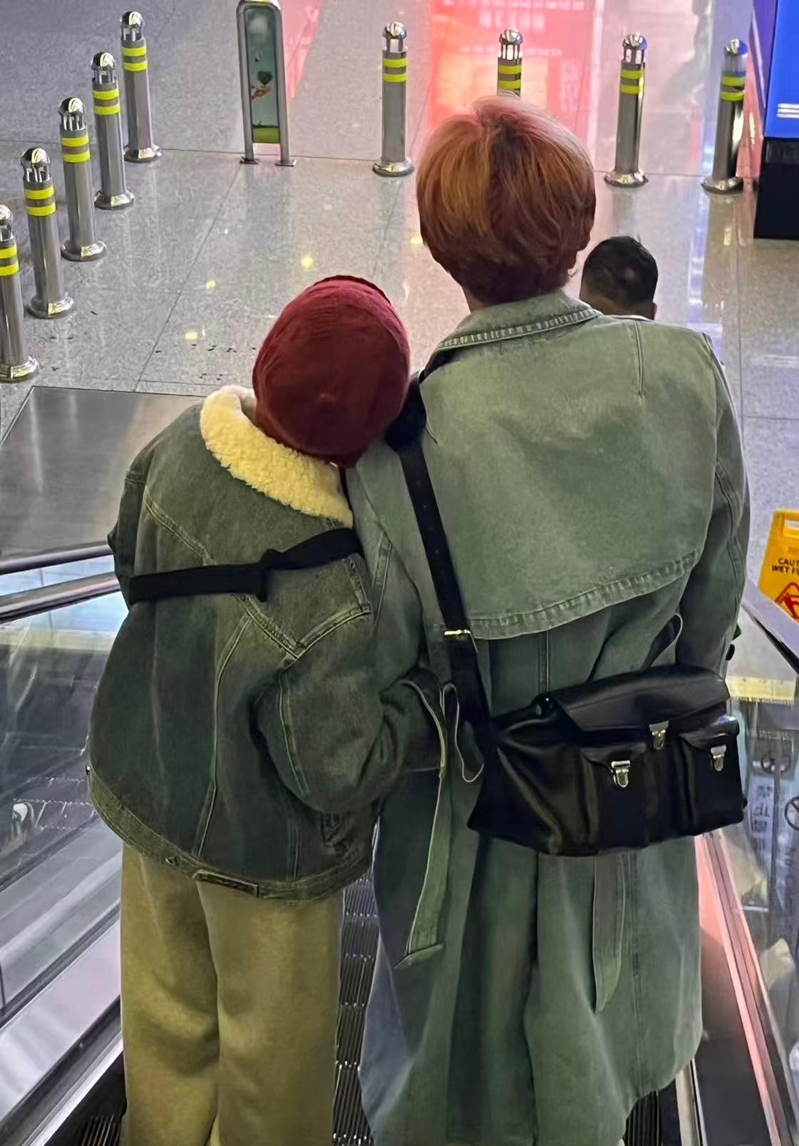 李荣浩杨丞琳贴贴下电梯北京偶遇杨丞琳李荣浩好甜啊！真夫妻就是好嗑！ 