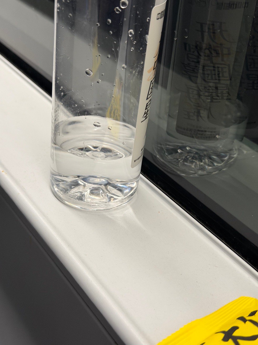 我也是醉了，高铁要调换座椅方向，我耳机放在车窗这，换个位置就没了，离谱！