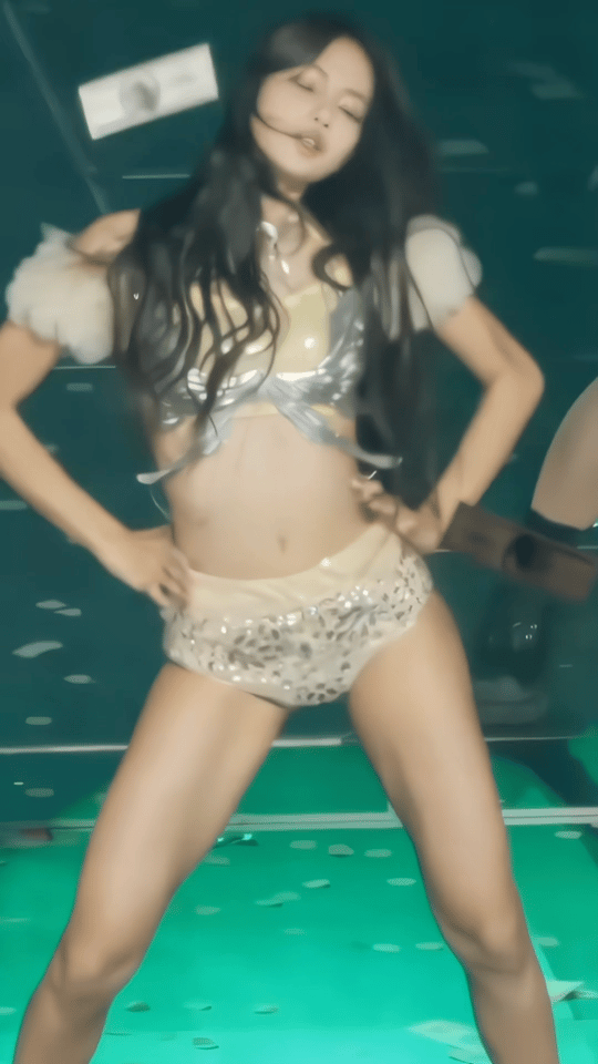 Lisa真会扭啊