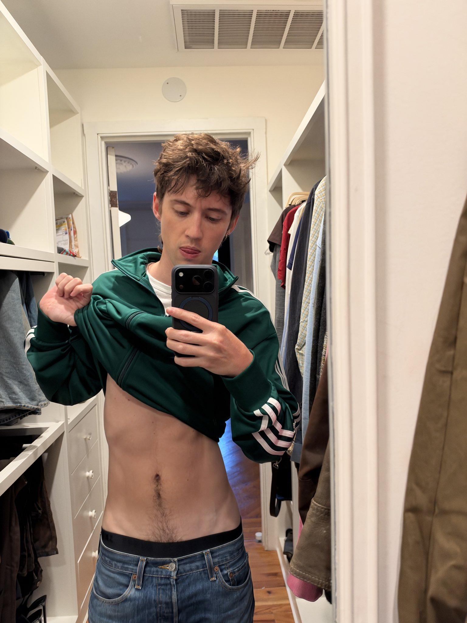戳爷释放自我写真Troye Sivan 发布性感露腰自拍，清纯妖娆，宣传将在周五