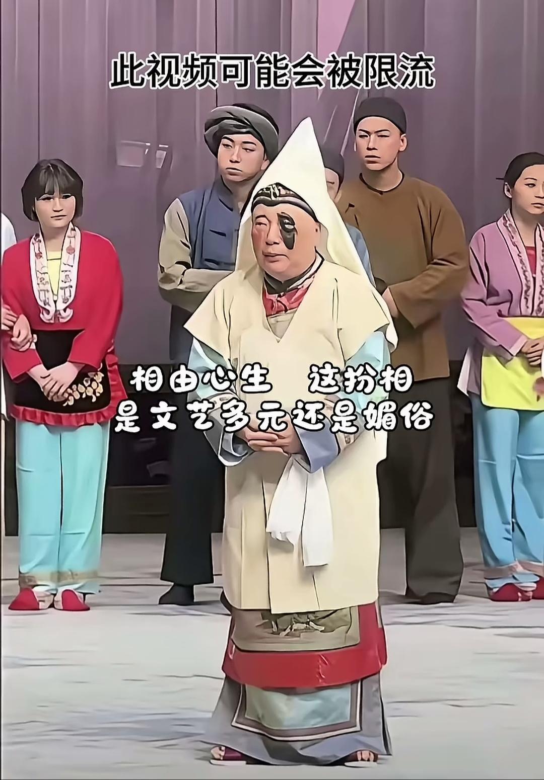 总感觉郭德纲这种造型是有人故意整他
你想啊，他在相声界的地位很高
但是在京剧界只