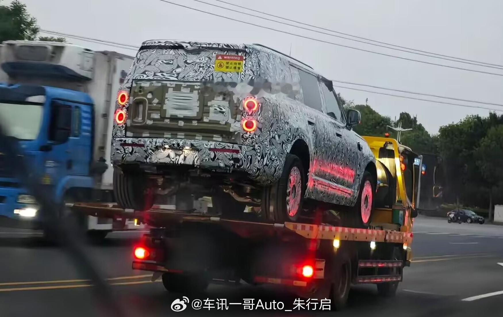 全新享界的硬派SUV尾部曝光内饰看起来有点类似智界V9不知道这款车是不是212改