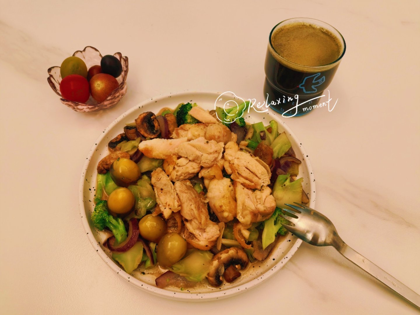 生活手记 午餐day19:煎鸡腿肉炒西兰花口蘑黑咖啡 都只加了点盐，怎么那么好吃