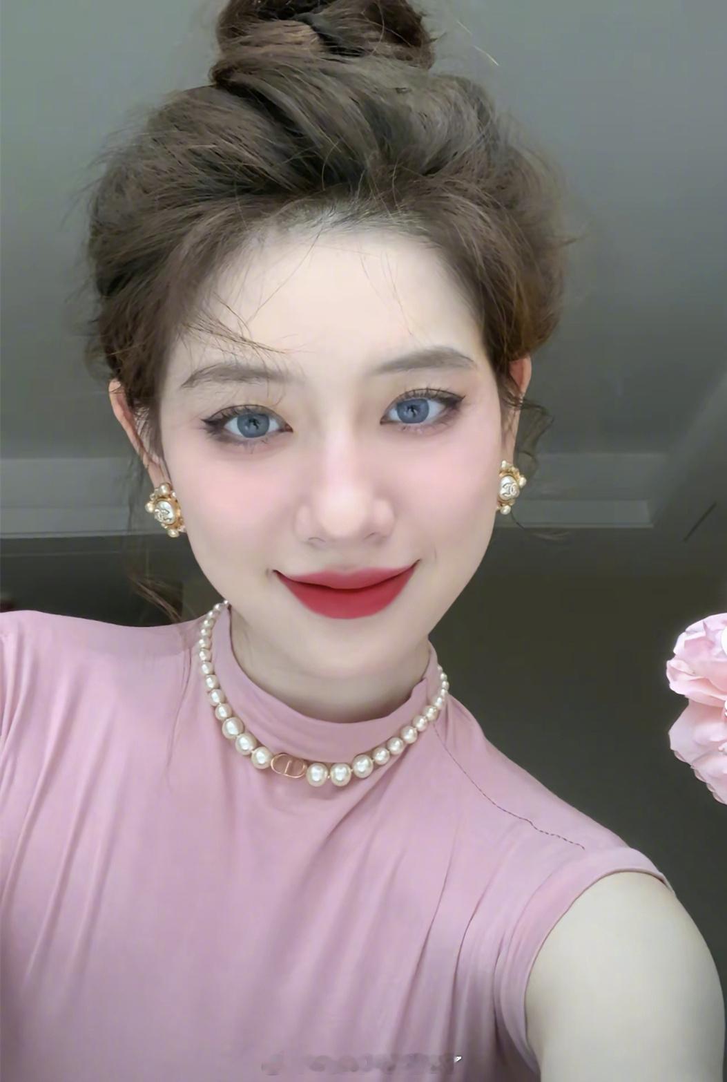 B站站花，能闻到花香的女人，感受一下她对色彩的驾驭。 