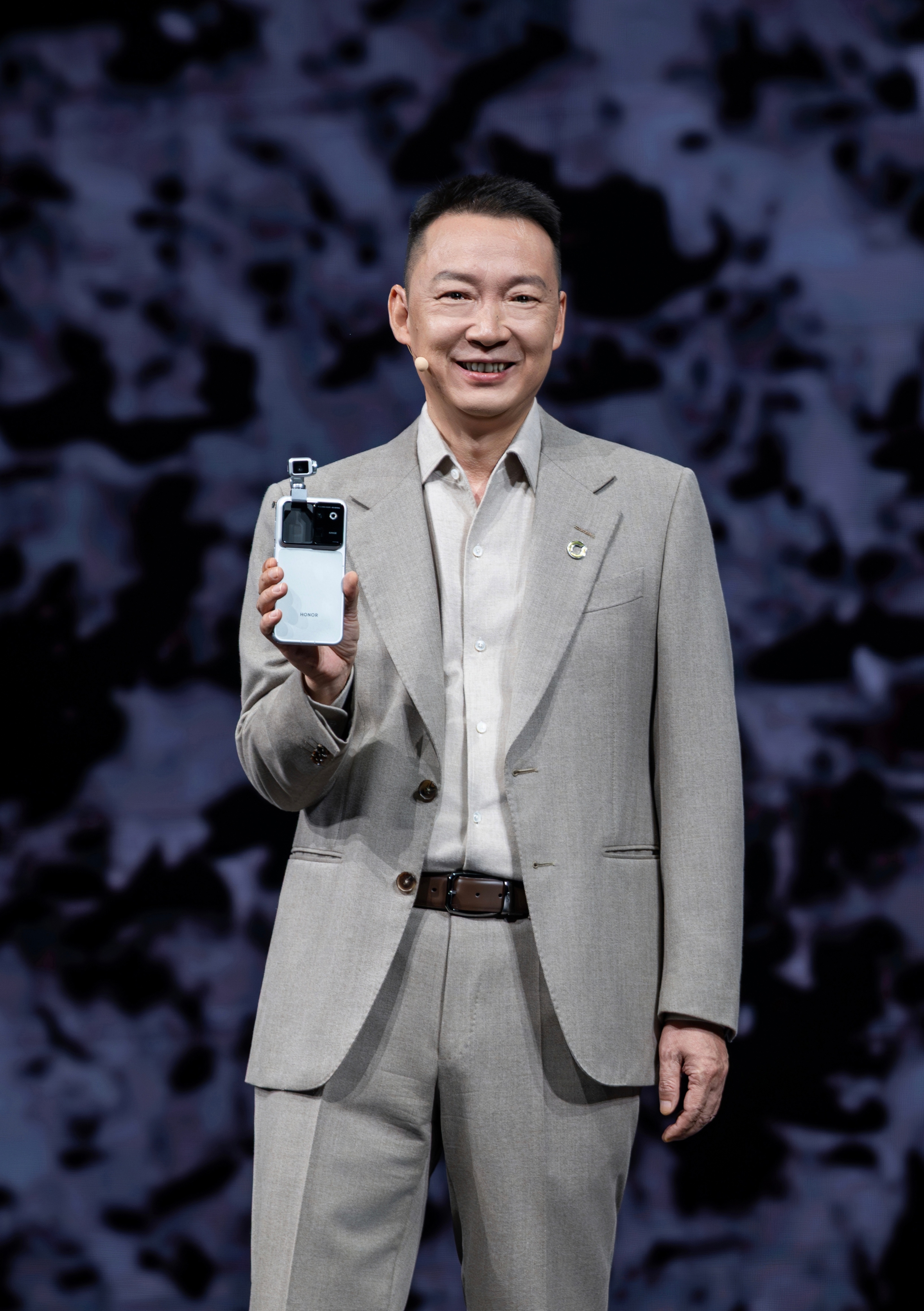 荣耀Robot Phone 价格公布：9999元起。12+512G版本 9999