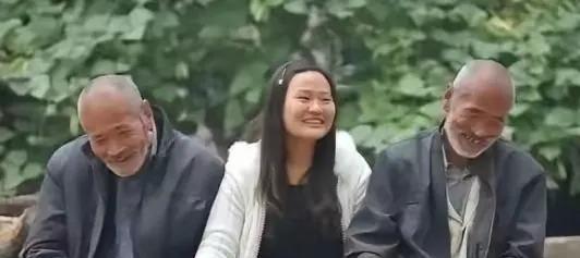 1988年，安徽一对夫妻生下女儿，却不想抚养。随后，夫妻俩想到，同村有对光棍兄弟