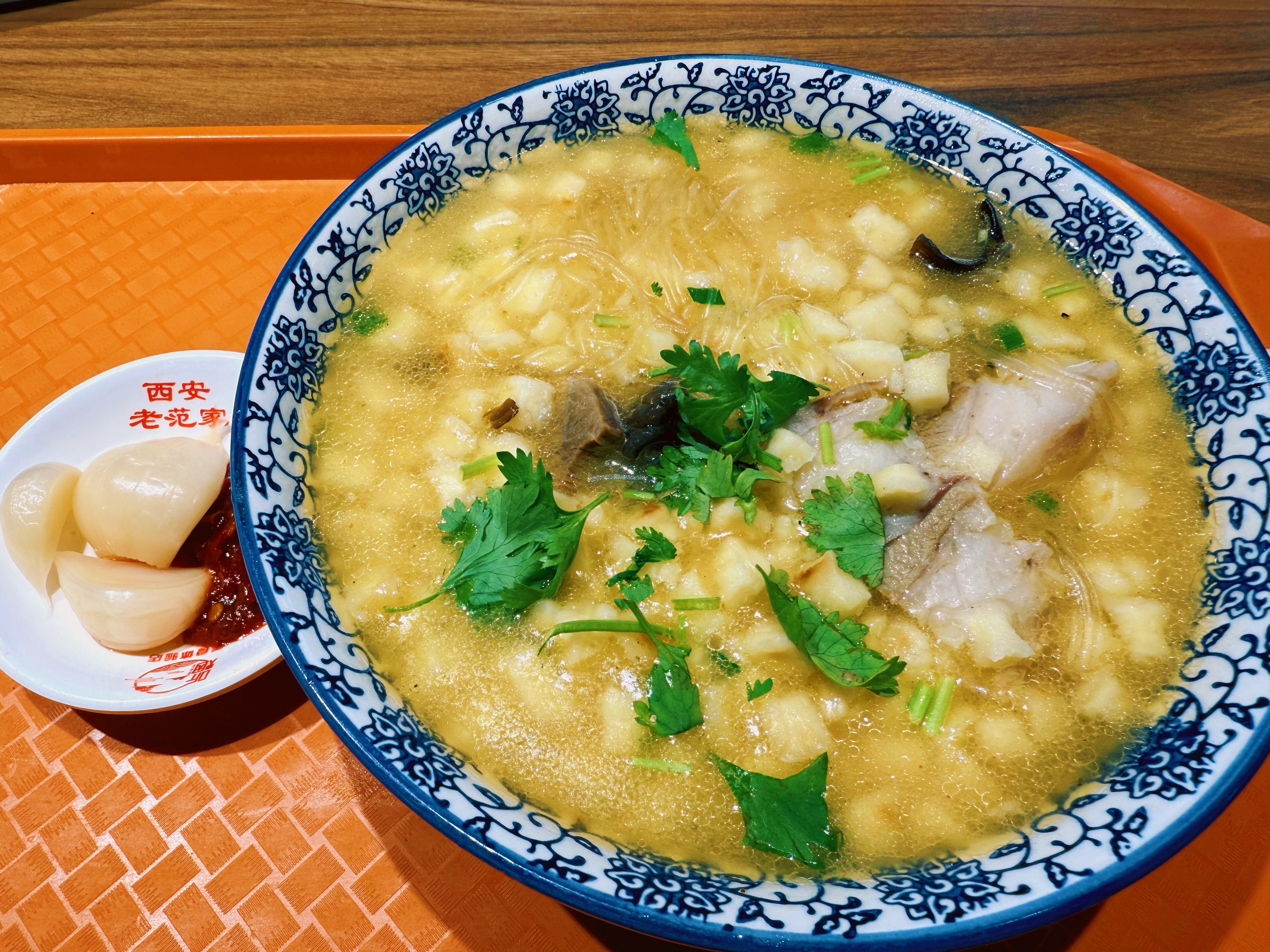 苹果牛[超话]  今天用脑过度，晚饭来份碳水炸弹～羊肉泡馍[二哈][二哈][二哈