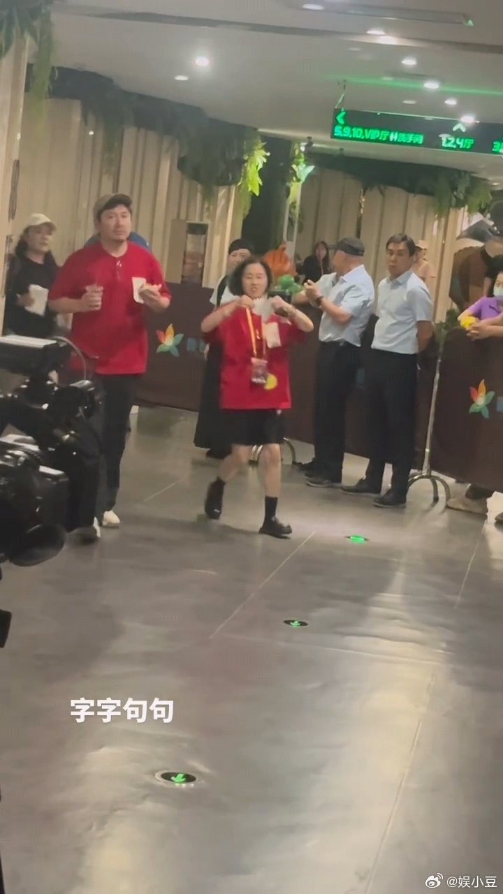 沈腾边走边吃汉堡沈腾再忙也别忘了好好吃饭沈腾再忙也别忘了好好吃饭 