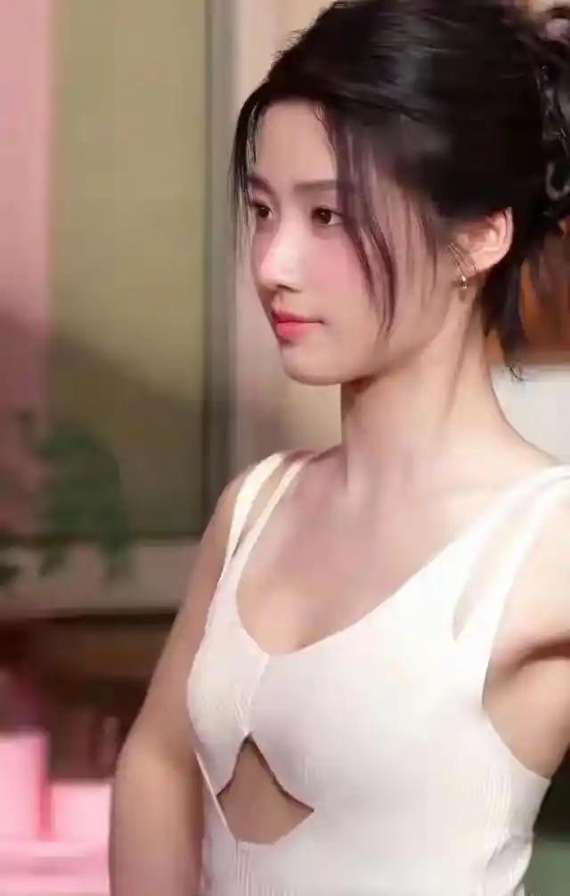 每日养生生活经验分享这位女士穿着白色背心，头发扎起来。真漂亮民间养生小窍门