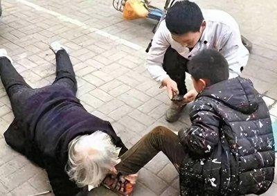 广州女大学生扶老人被家属索赔3万，还是和解处理好！

广州女大学生坚持不和解，坚