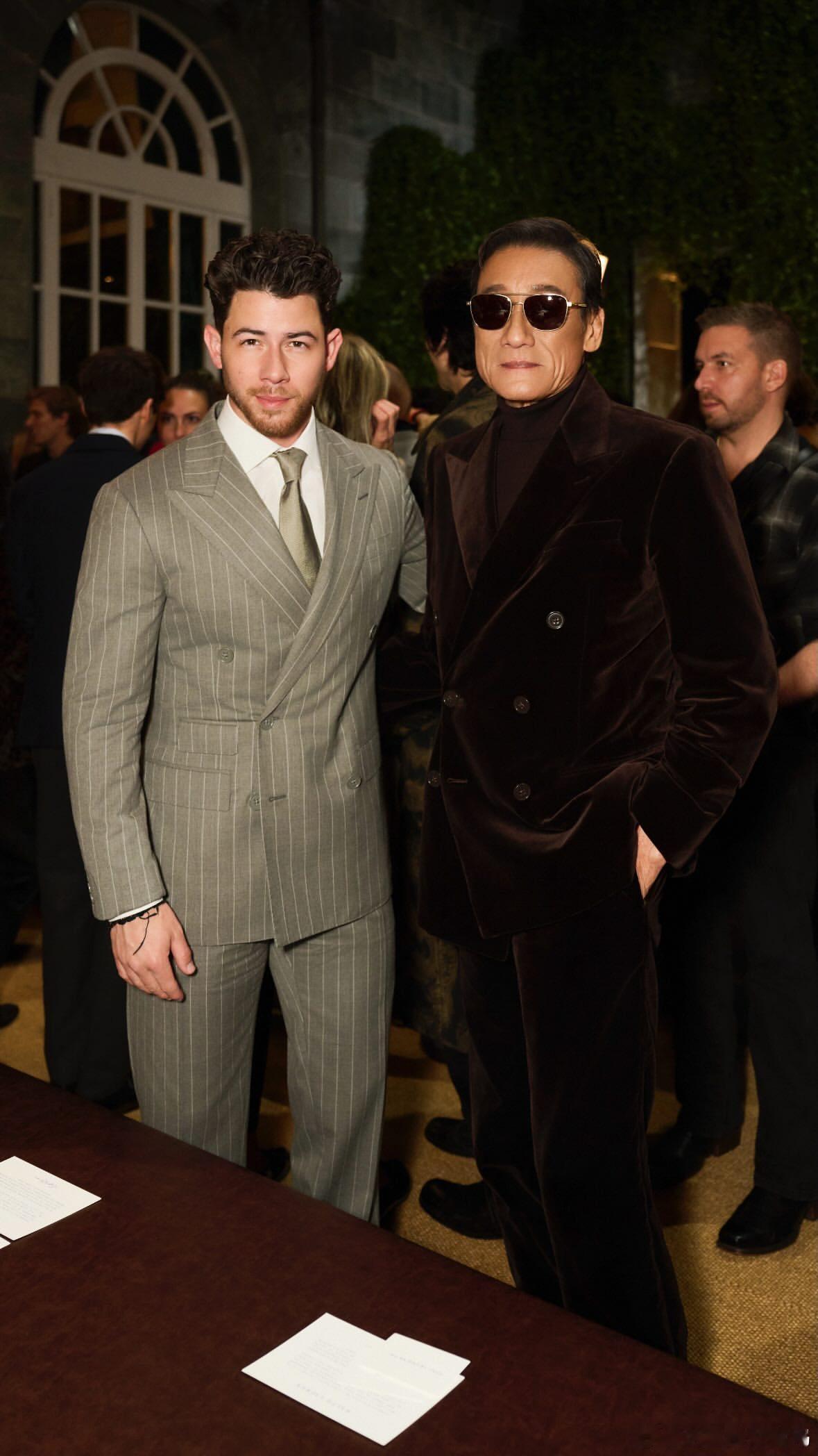 梁家辉尼克乔纳斯合影抖森 近日，梁家辉在米兰时装周上与尼克·乔纳斯（Nick J