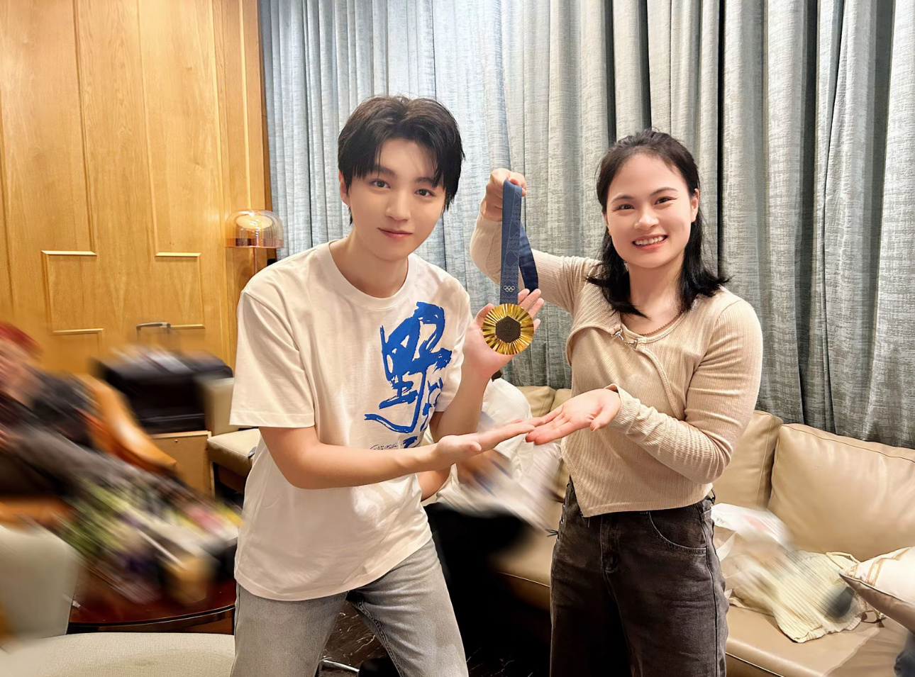 #王俊凯[超话]#  和诗芳姐姐合照的宝贝超可爱超乖，摸到金牌超开心的cr 🫘