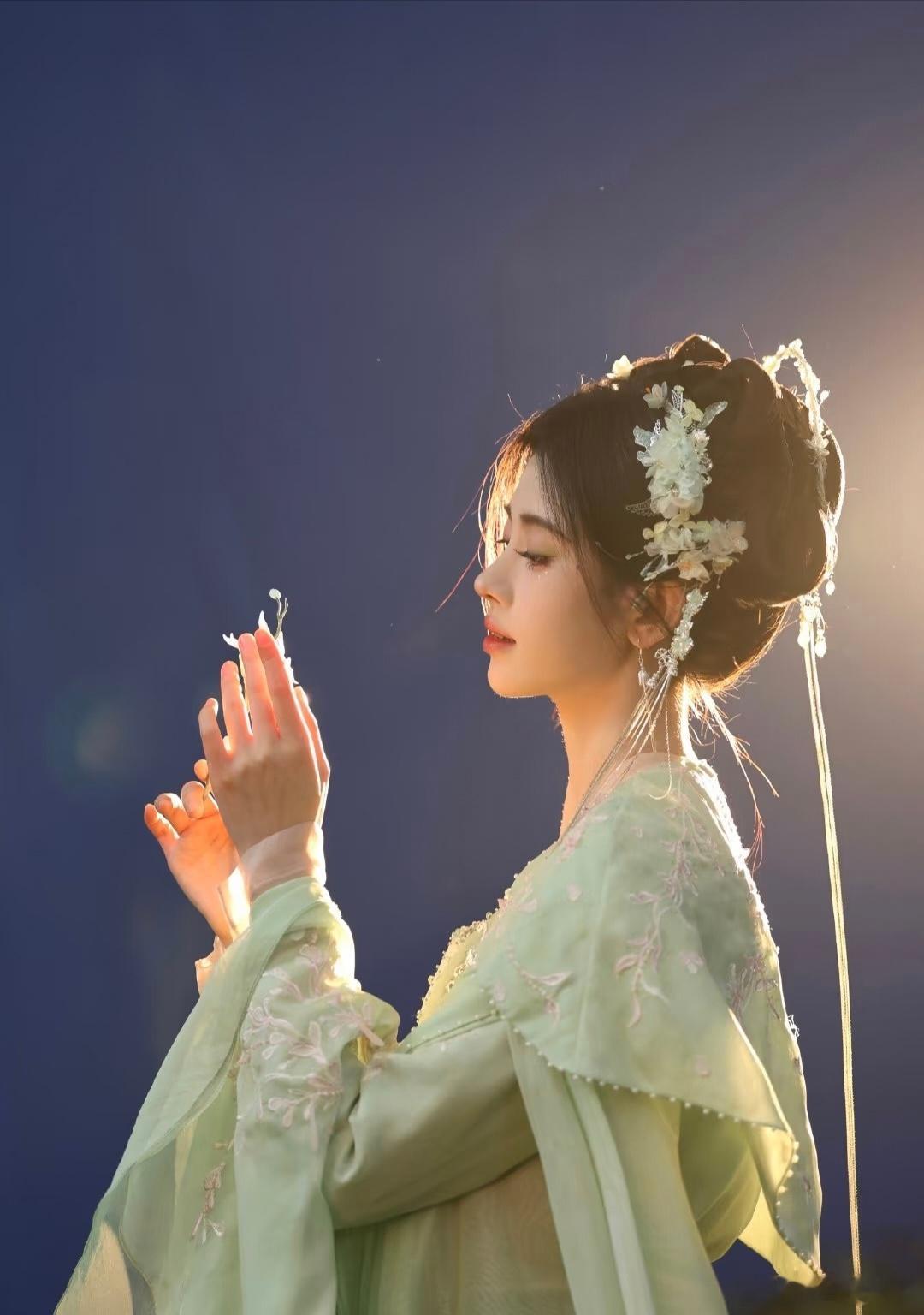 鞠婧祎千香随时要来，伸手接姜黎非千香说不用喷香水了，因为香要来了千香疑似定档6月