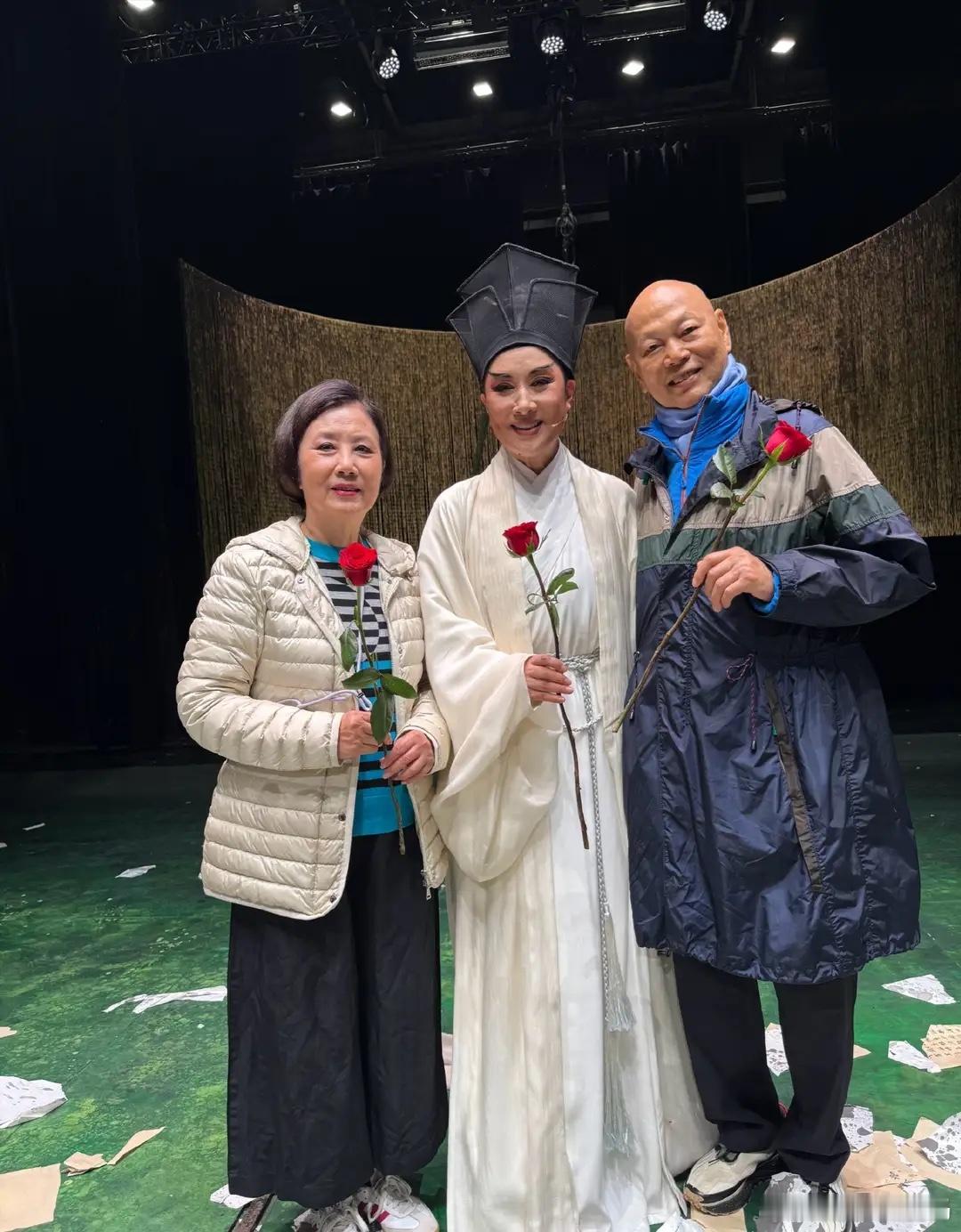 汪明荃罗家英看越剧《苏东坡》，与茅威涛合影，梁安琪李司棋也在！ 