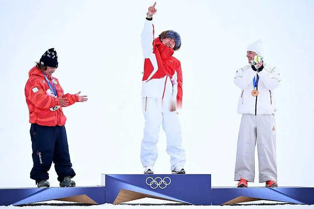 苏翊鸣22岁生日夺金！中国队米兰冬奥会首金！苏翊鸣22岁生日礼物是金牌 北京时间