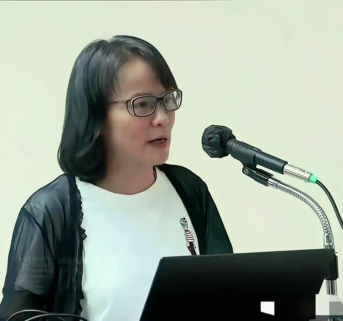 台湾爱国女教师区桂芝严厉抨击郑丽文：你一边说和平，一边购买军火，这可能和平吗？你