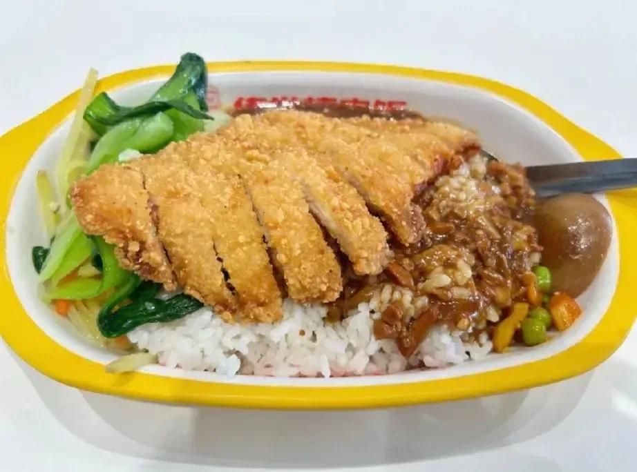 来青岛，第一次进大学食堂吃饭，猜猜这份饭花了多少钱？