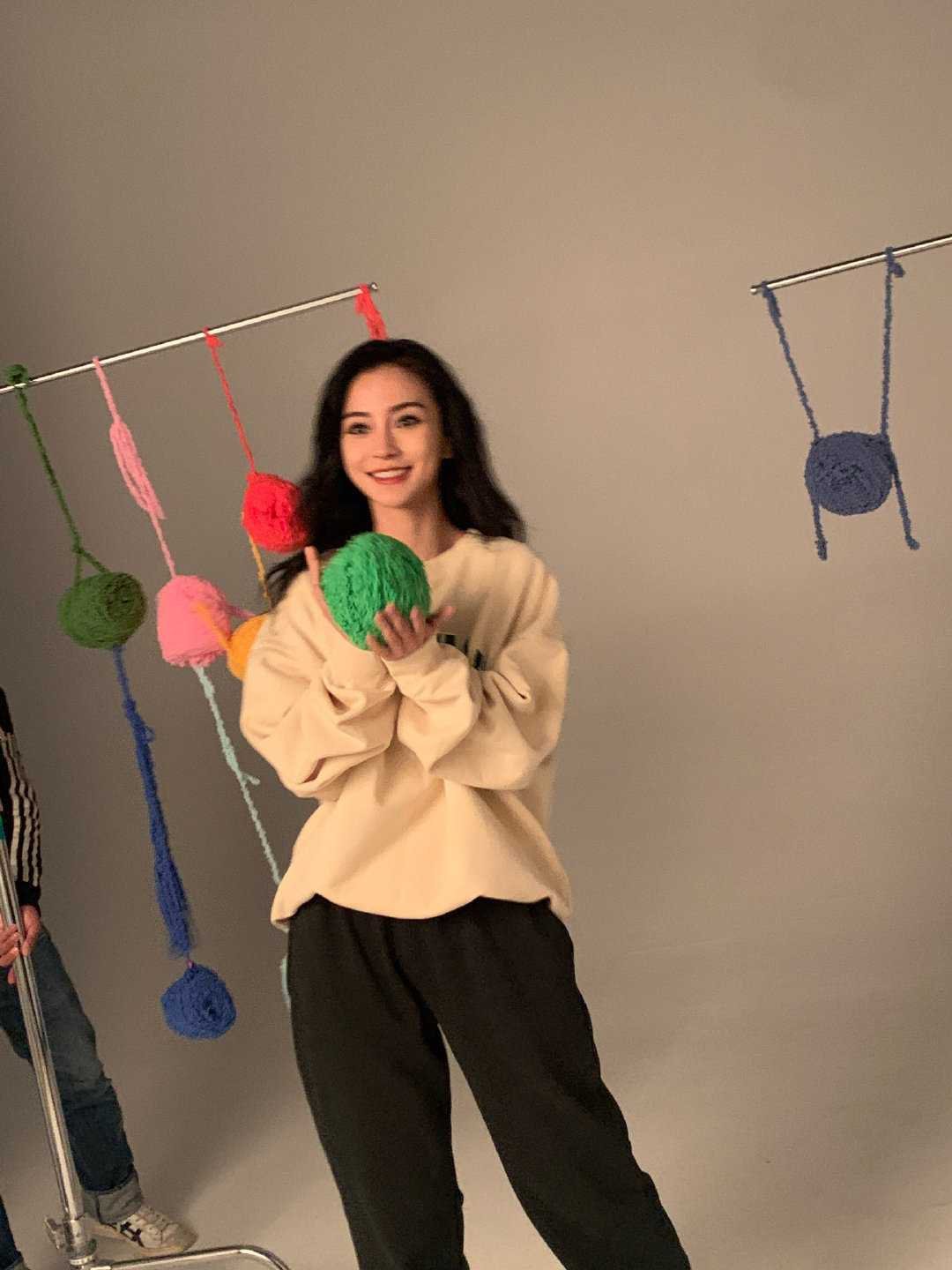 angelababy angelababy 时间予我千万种满心欢喜，沿途逐枝怒放