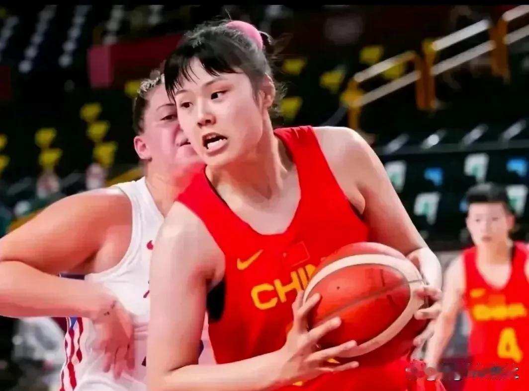中国女篮加时89-90惜败西班牙，主力球员得分和表现：
1.李月汝：内线作用明显