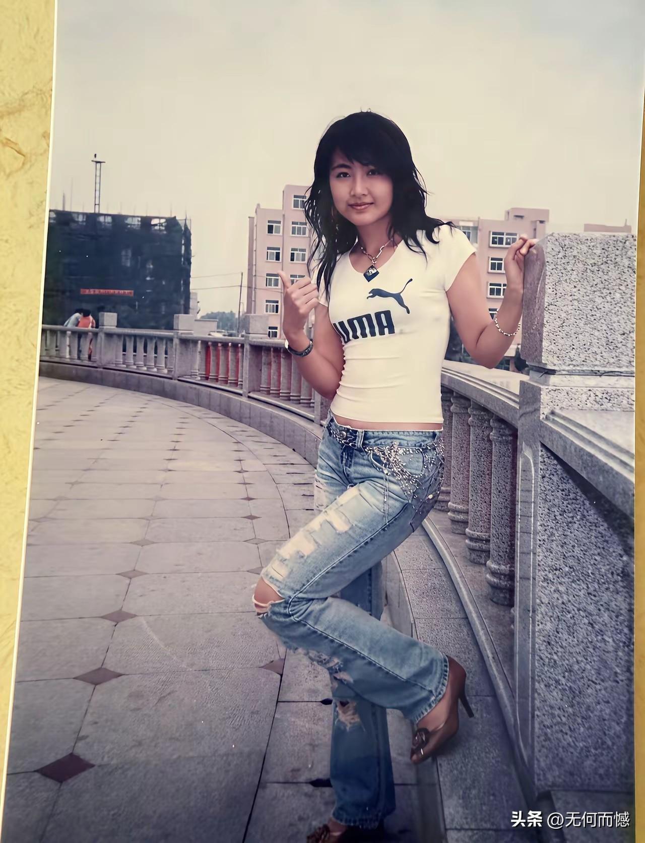 无意中看到了这几张老照片，感觉特别的好，照片拍摄的非常自然，女孩的穿着打扮也非常