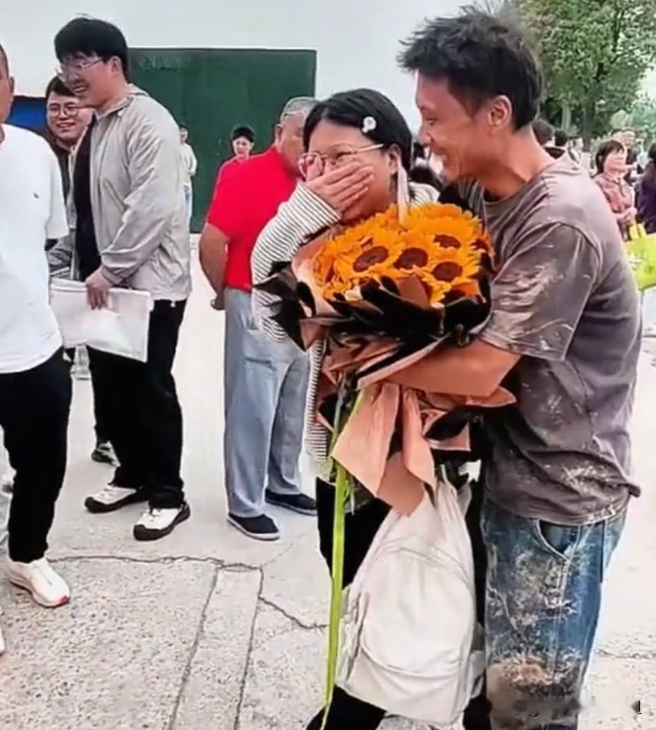 他身上沾着生活的泥，却捧着给女儿的“一举夺魁”引热议。
高考首日，水电工父亲来不