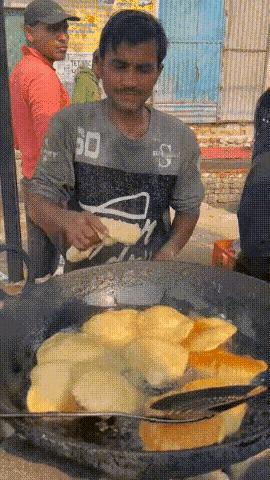 三哥油炸的饼子看着还挺有食欲的金黄金黄的。看三哥这擦完汗就接着炸饼子也是无语了戴