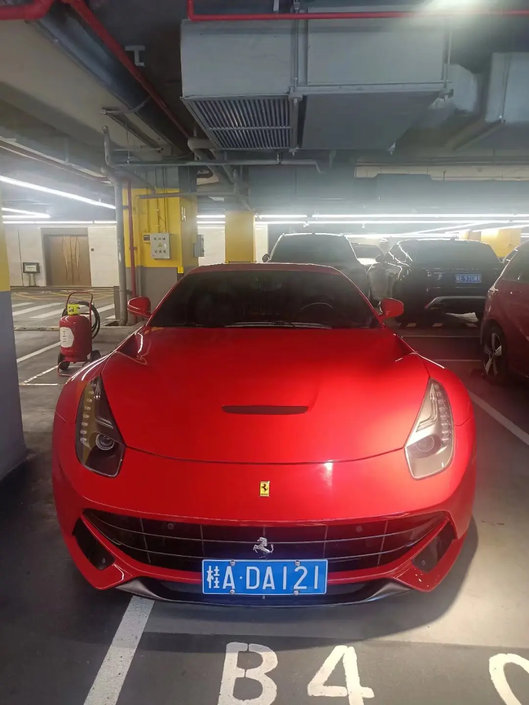 男朋友开上了法拉利 你会带着女朋友一起去兜风吗？