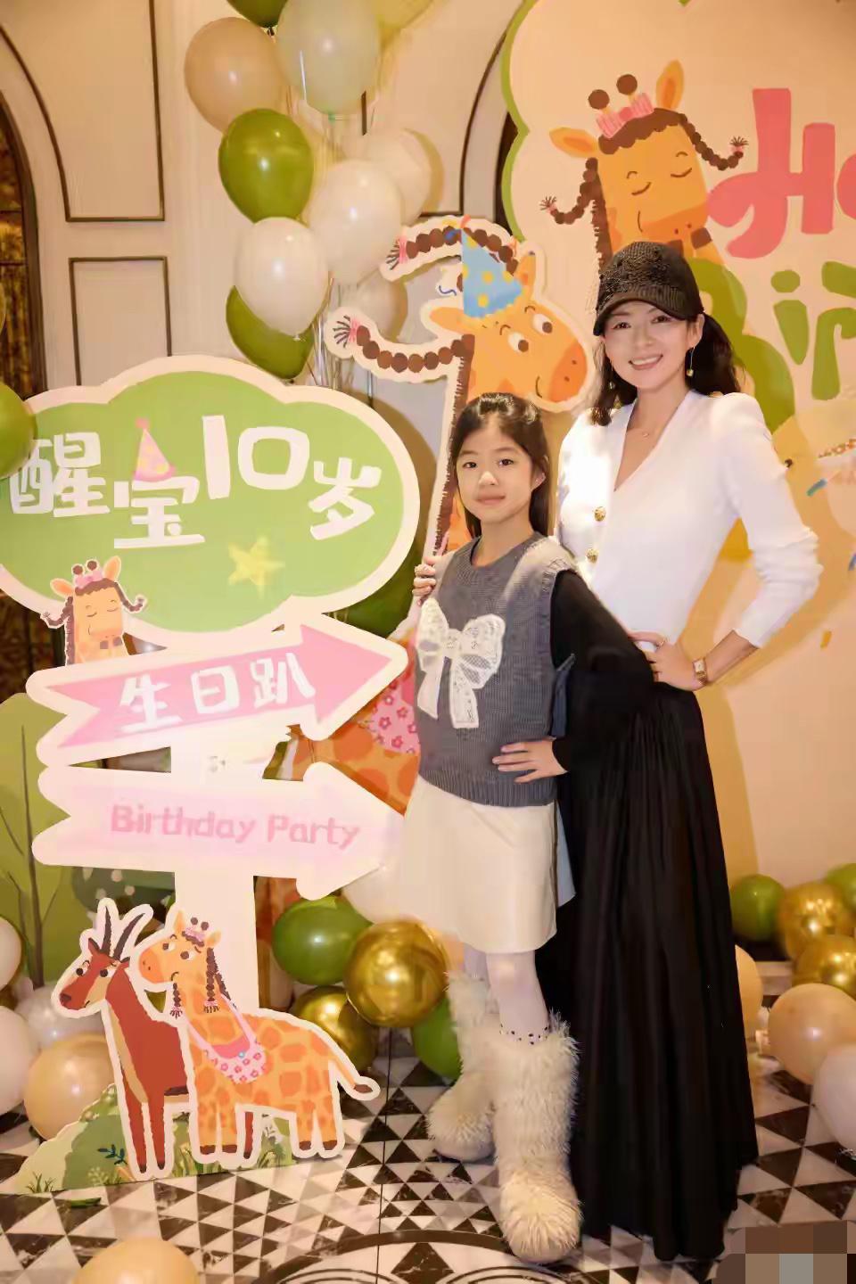 明星的基因真不是盖的，章子怡女儿醒醒长大了出落的亭亭玉立，真是太可爱了。

前几