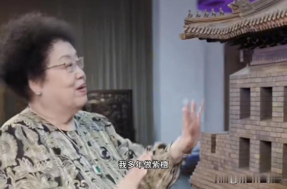 陈丽华最后露面宣传画作，状态不错。