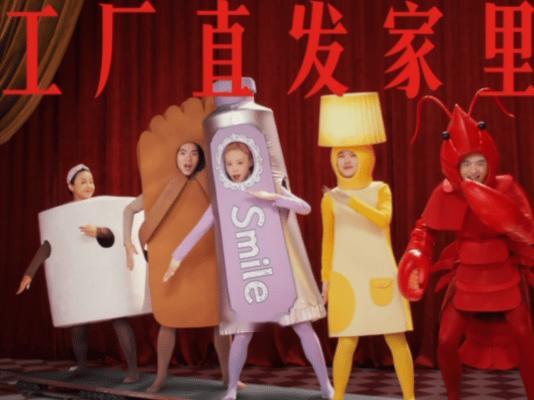 福州鱼丸比拳头还大循着俗语探访连江鱼丸集市，饱满大鱼丸风味十足。嘉宾近距离体验传