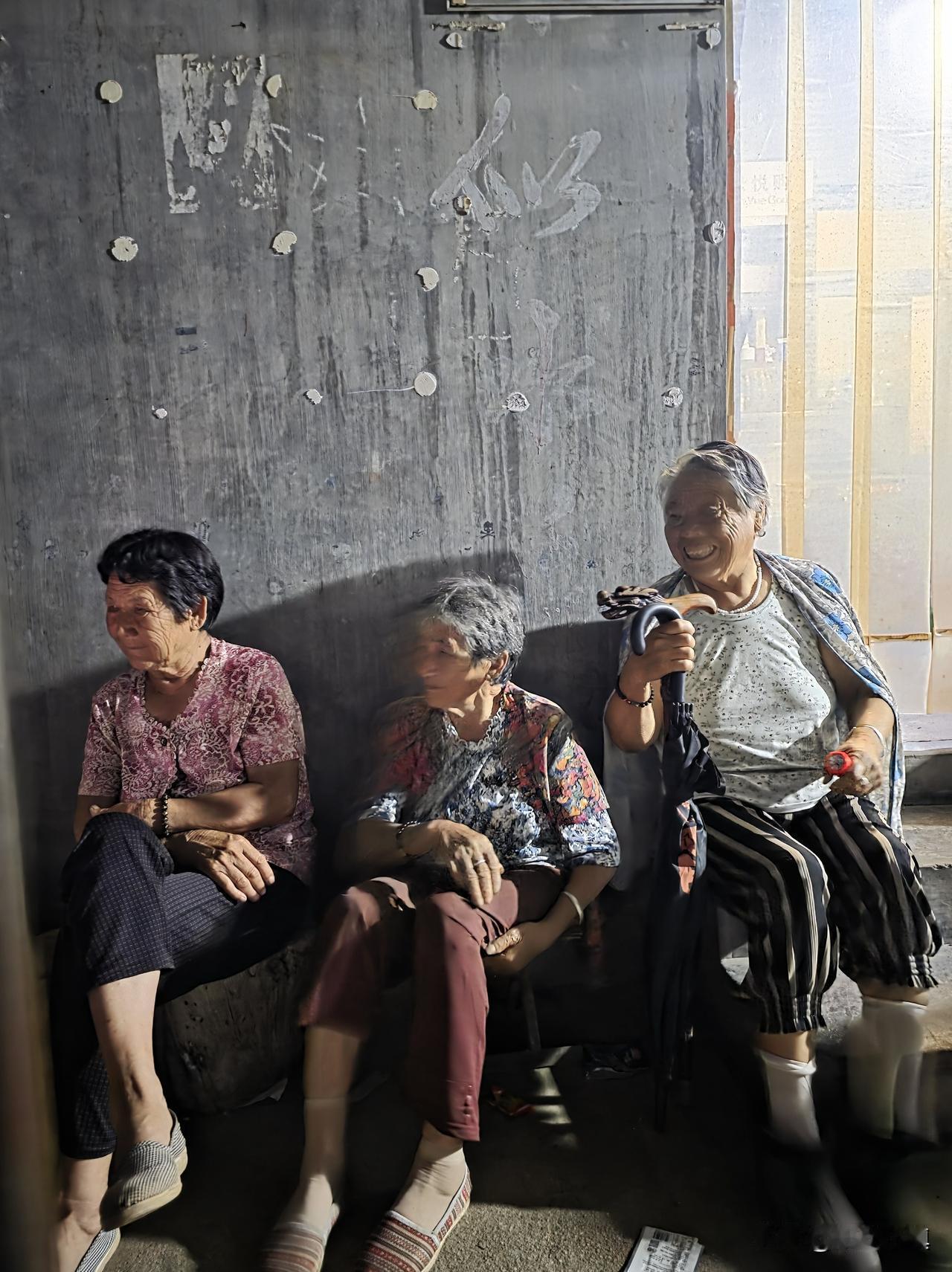 哈哈哈，这次回村住了接近三个月，今晚找到一条致富路……

三个嫂子特别喜欢唱歌，