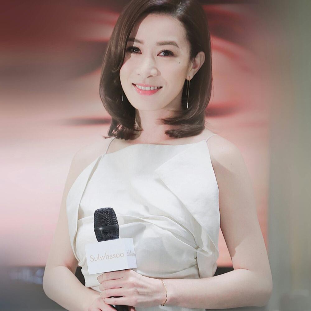 一次，欧阳震华问45岁的佘诗曼:“想不想要一个孩子？”佘诗曼苦笑:“现在生太晚了