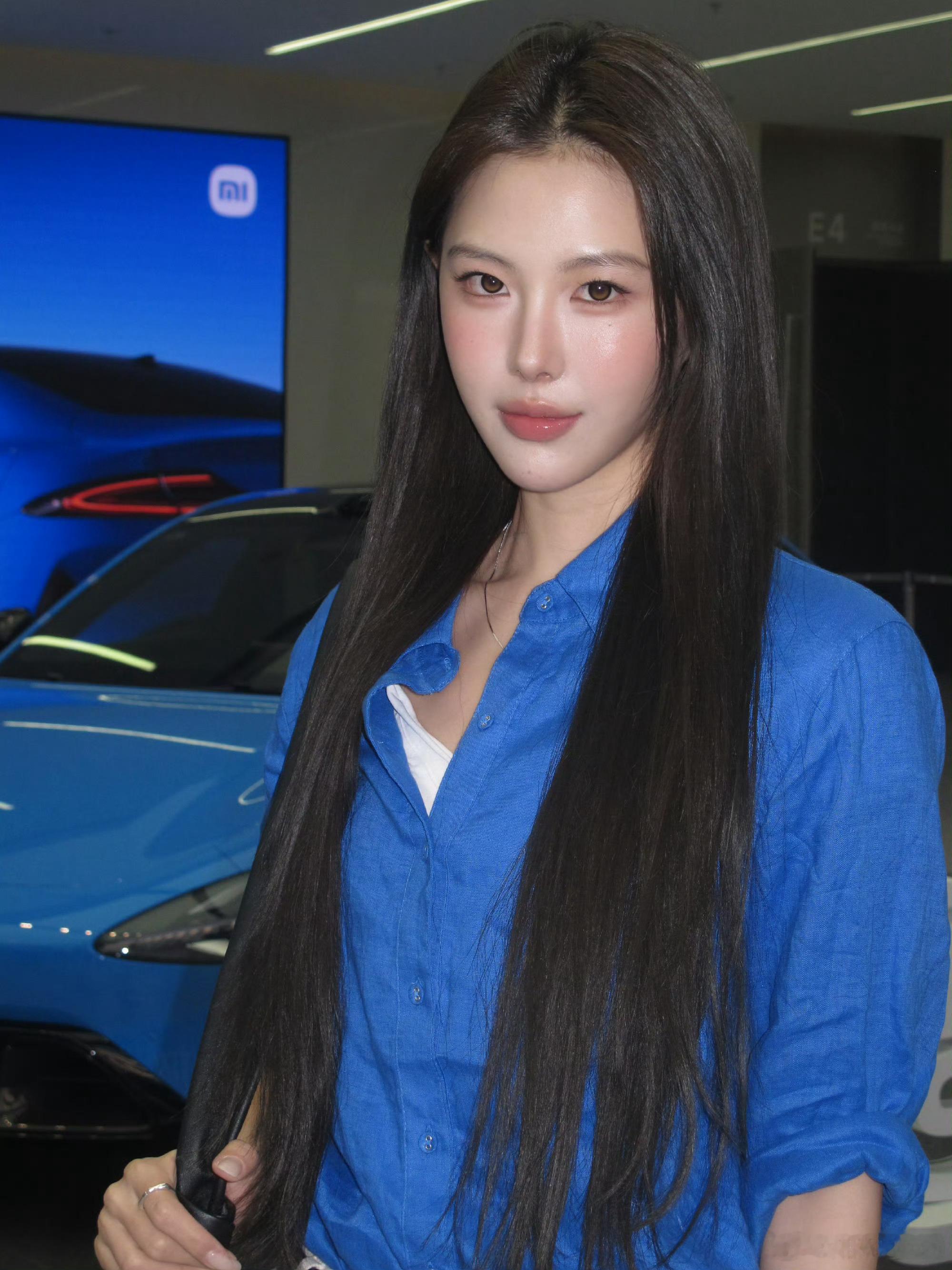 wok谁懂宵夜！！我一个非常喜欢的女颜值博主，居然和卡布里蓝SU7同框了！！好养