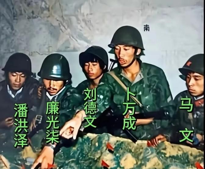 36年前老山前线，面对前方九死一生的战场，5名年轻的战士围坐在一起喝酒，或许他们