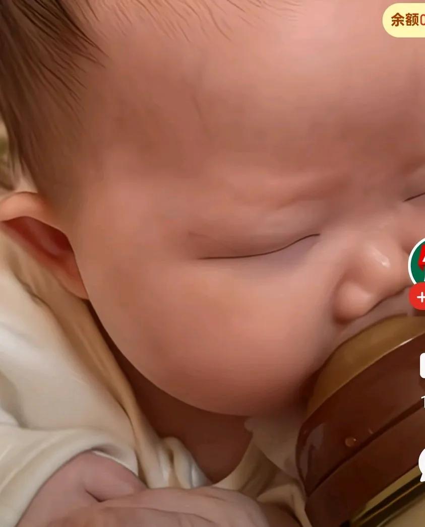 距离上顿吃完还没到三小时，宝宝像是饿了三天一样，这闭着眼睛都使劲吮吸，
看这架势