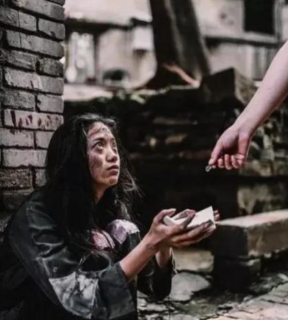 1977年，北京知青谢炳义买了两碗面递给乞丐女子，然而女子却寸步不离的跟着他，他