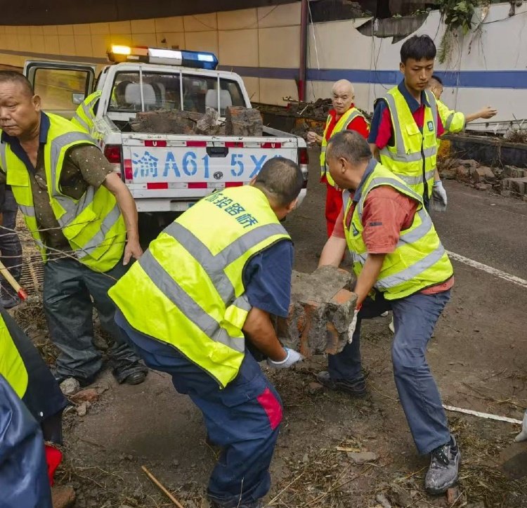 特大暴雨后 重庆中心城区道路清淤保畅忙