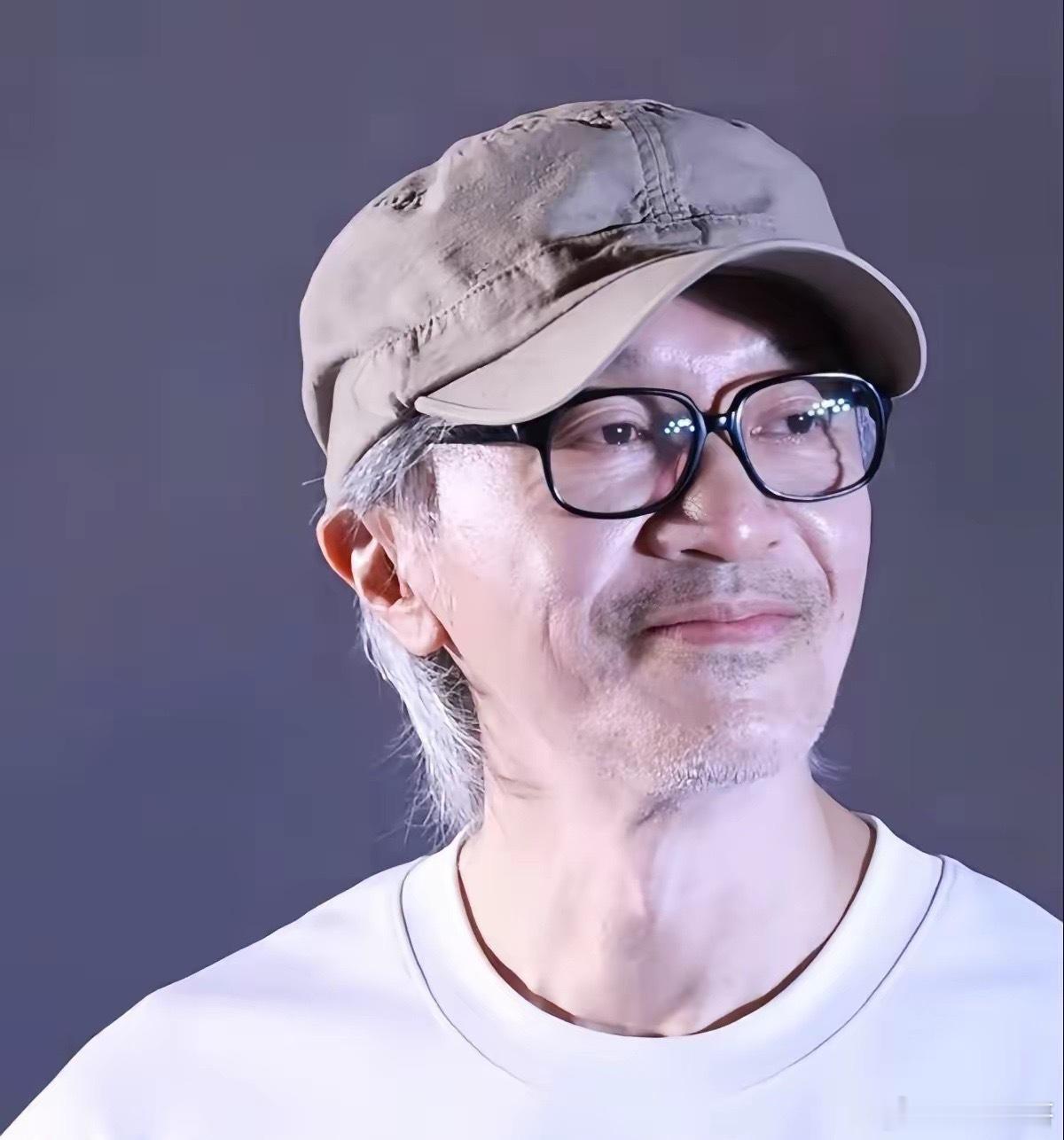 周星驰3个问号回应被偷票房服了，真的服了。8亿票房到手，换别人早开香槟庆功了，周