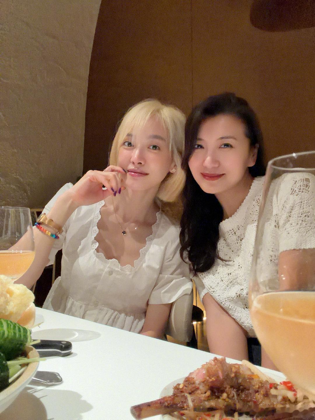 宋茜陈好又约上了宋茜陈好约会宋茜陈好又约上了，两大美女同框，视觉享受直接拉满！ 